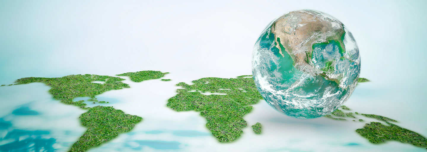 Im Vordergrund steht eine blau-grün-braune Weltkugel. Im Hintergrund werden die Kontinente horizontal aus Gras auf einem blauen Hintergrund dargestellt.