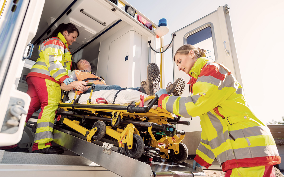 Sanitäter legen einen Verletzten auf eine Bahre im Rettungswagen