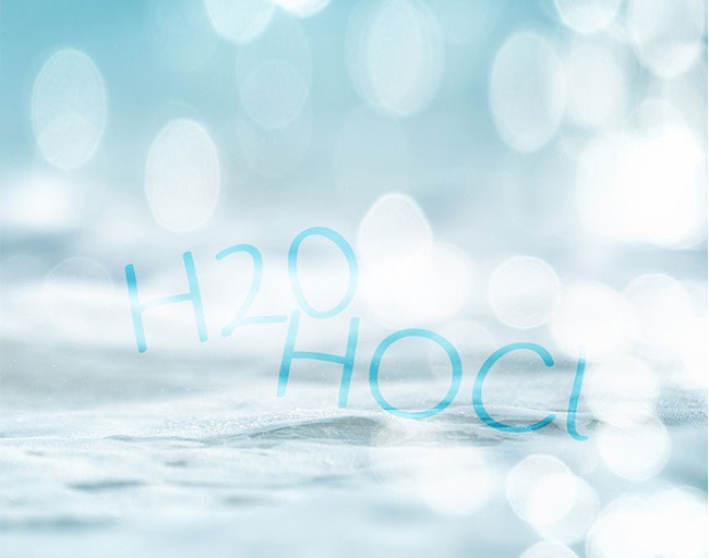 H2O und HOCl auf einem blauen Hintergrund - die Zutaten der saniXtreme Desinfektion.